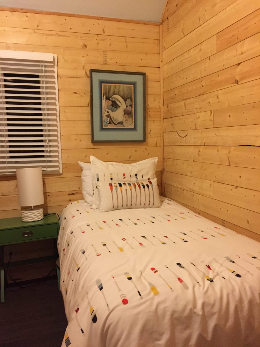 Une chambre avec lit simple et si jolie déco